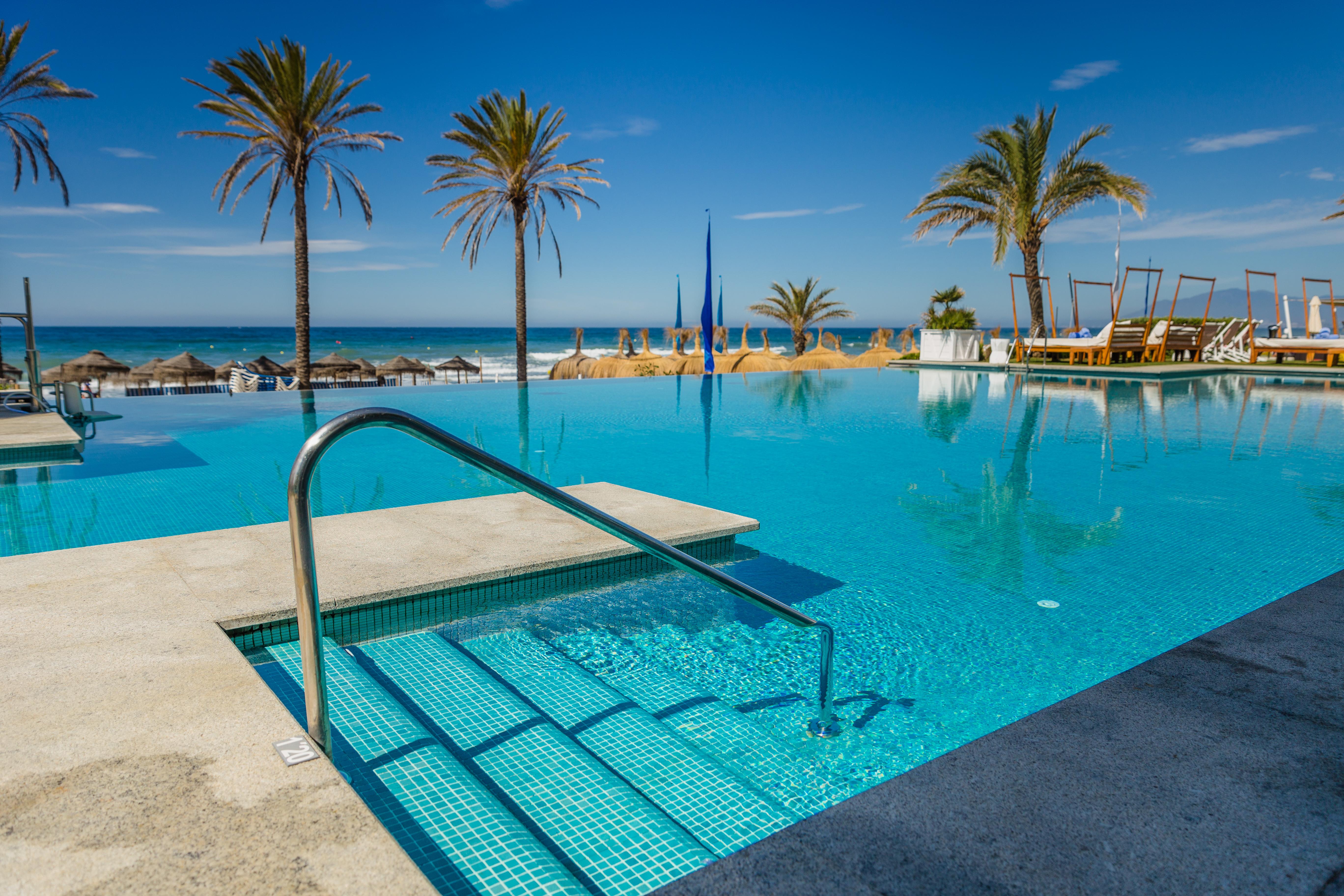 Vincci Seleccion Estrella Del Mar Otel Marbella Dış mekan fotoğraf Infinity pool at a hotel in Benidorm, Spain